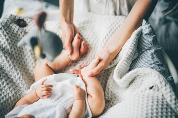 baby feet in mother hands. - mother baby new kissing imagens e fotografias de stock