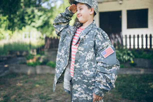私は一度お父さんのようになるでしょう - child military saluting flag ストックフォトと画像