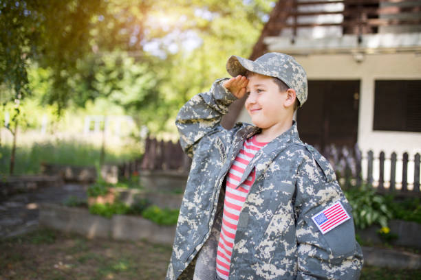 私は一度お父さんのようになるでしょう - child military saluting flag ストックフォトと画像