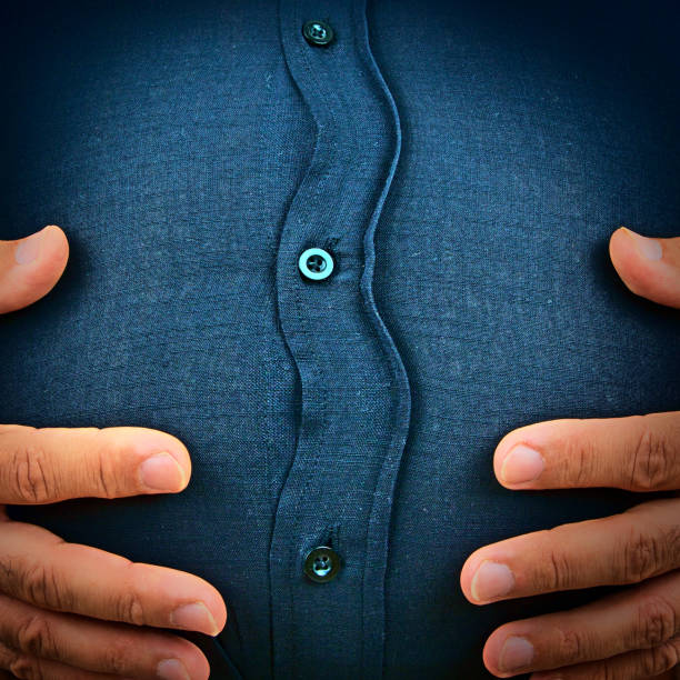 hombre con sobrepeso - belly button fotografías e imágenes de stock