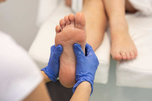 masajista dando a la paciente femenina una reflexología - podiatrist pedicure human foot healthy lifestyle fotografías e imágenes de stock