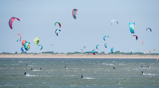 Windsurfen, kitesurfen en Strandzeilen op het strand van deBrouwersdam in Zeeland