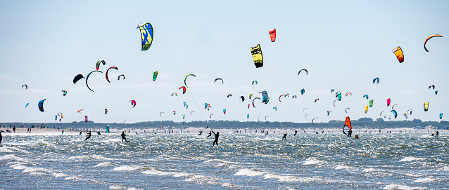 Windsurfen, kitesurfen en Strandzeilen op het strand van deBrouwersdam in Zeeland