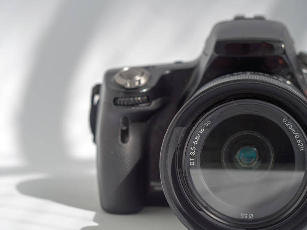 cámara sobre un fondo blanco - single lense reflex fotografías e imágenes de stock