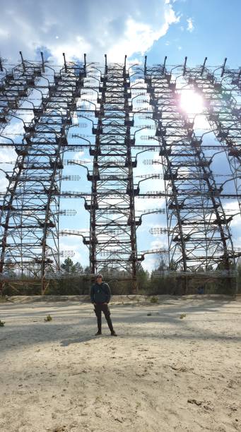 chernobyl-um homem novo que está o radar soviético secreto ' duga-1 ' - nuclear power station nuclear energy child nuclear reactor - fotografias e filmes do acervo