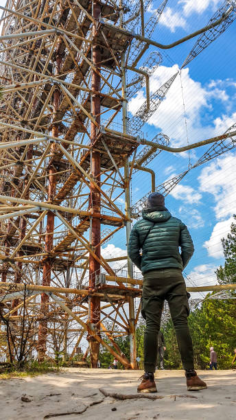 chernobyl-um homem novo que está o radar soviético secreto ' duga-1 ' - nuclear power station nuclear energy child nuclear reactor - fotografias e filmes do acervo