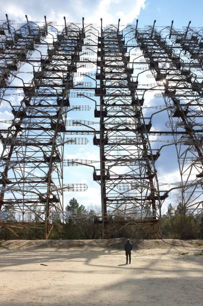 chernobyl-um homem novo que está o radar soviético secreto ' duga-1 ' - nuclear power station nuclear energy child nuclear reactor - fotografias e filmes do acervo