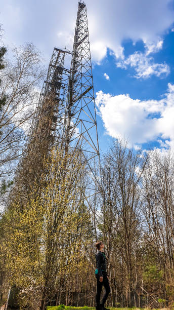 chernobyl-uma menina que está o radar soviético secreto ' duga-1 ' - nuclear power station nuclear energy child nuclear reactor - fotografias e filmes do acervo