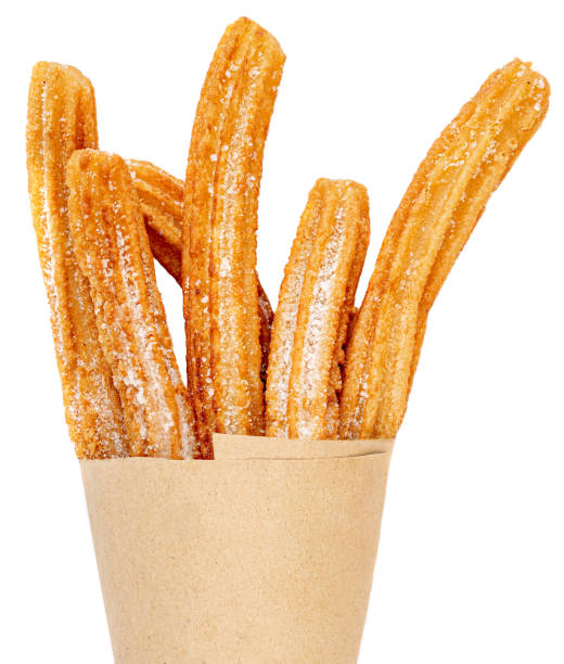 churros avec de la poudre de sucre. churro - pâte frite avec de la poudre de sucre isolée sur un fond blanc. rapprocher - sauces sweet sauce cooking traditional culture photos et images de collection