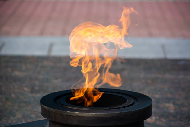 eternal flame on the street - chama eterna imagens e fotografias de stock