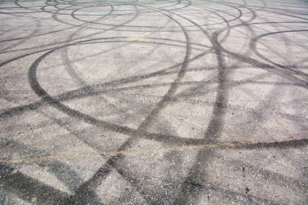 Traces of braking from rubber tyres on cement Traces of braking from rubber tyres on cement, black tire track skid mark street skid marks stock pictures, royalty-free photos & images