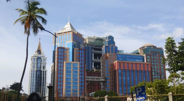 ub city mall und andere türme in bengaluru, indien - bangalore stock-fotos und bilder