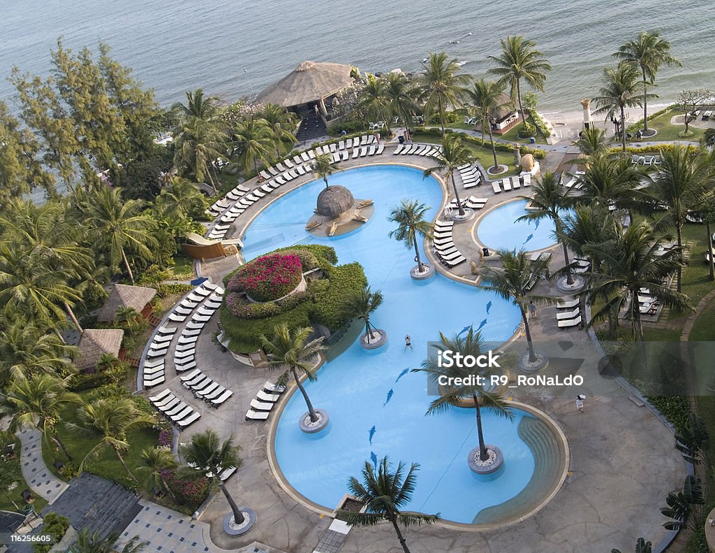 Piscine dans un hôtel - Photo de Balcon libre de droits