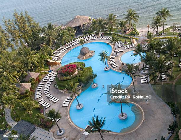 Photo libre de droit de Piscine Dans Un Hôtel banque d'images et plus d'images libres de droit de Balcon - Balcon, Piscine, Arbre