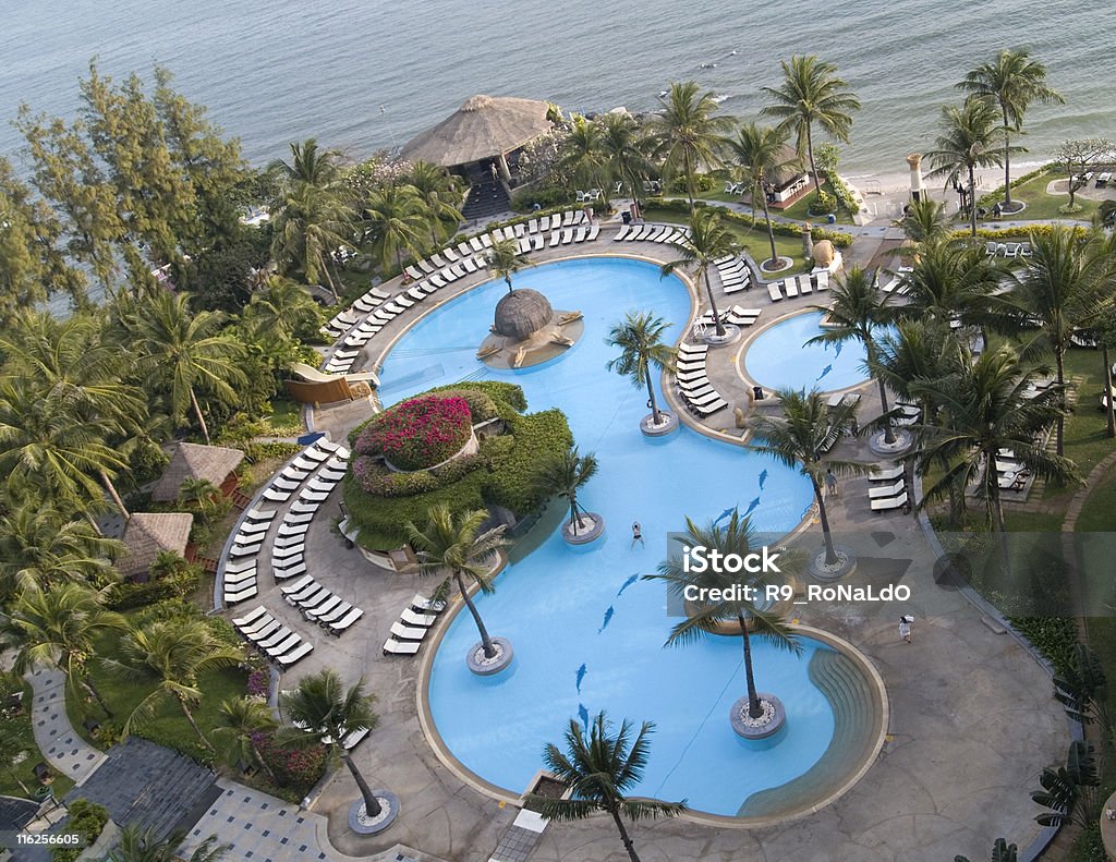 Плавательный бассейн в отеле - Стоковые фото Балкон роялти-фри