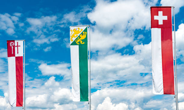 banderas y estandartes de suiza y thurgau y kreuzlingen bajo un expresivo cielo azul con nubes blancas - thurgau fotografías e imágenes de stock