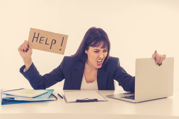Young beautiful business woman suffering stress working at desk holding help sign feeling tired and frustrated looking overworked and overwhelmed. In business education, fail and technology concept. joven hermosa mujer de negocios que sufre estrés trabajando en la firma de la ayuda de escritorio sintiéndose cansado y frustrado mirando demasiado trabajado y abrumado. en la educación empresarial, el fracaso y el concepto de tecnología.