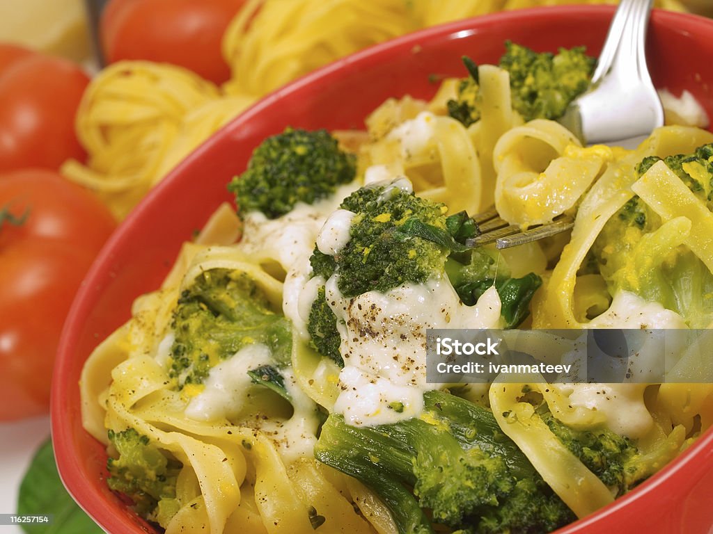 Pasta Collection-Tagliatelle mit Brokkoli und Mozzarella - Lizenzfrei Brokkoli Stock-Foto