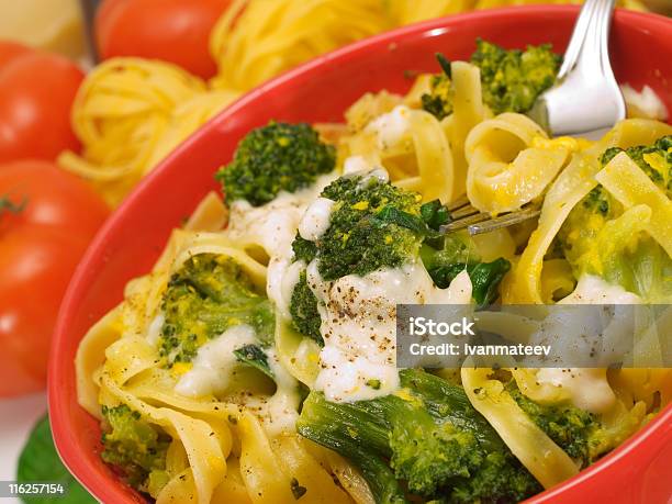 Massa Coleçãotagliatelle Com Brócolos E Mozarela - Fotografias de stock e mais imagens de Almoço - Almoço, Amarelo, Brócolo