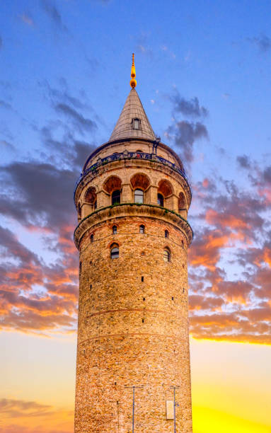 istanbul 'un eski kent bölgesinde galata kulesi, türkiye - galata kulesi fotoğraflar stok fotoğraflar ve resimler