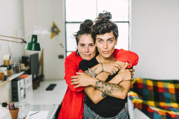 自宅で愛情深い同性愛のカップルの肖像画 - レズビアン ストックフォトと画像