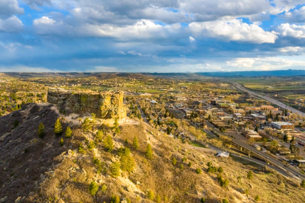 luftaufnahme der hauptstraße downtown castle rock - castle rock stock-fotos und bilder