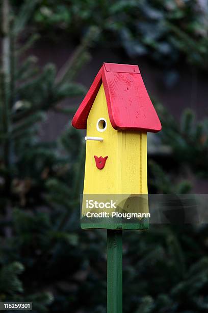 Caja Con Espacio Para La Computadora Foto de stock y más banco de imágenes de Aire libre - Aire libre, Casita de pájaros, Color - Tipo de imagen