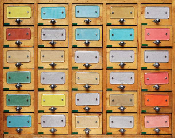 armario de madera vintage con etiquetas multicolores - filing cabinet cabinet archives drawer fotografías e imágenes de stock