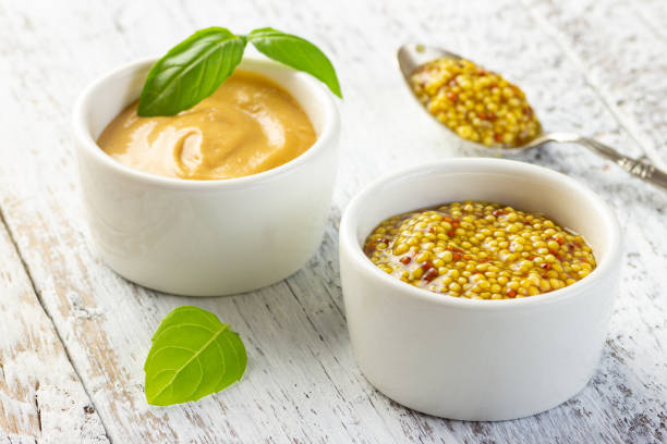 français moutarde de grain dans un bol - moutarde assaisonnements et vinaigrettes photos et images de collection