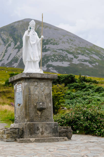 croagh patrick, montagne à westport, irlande qui est soumis à un pèlerinage annuel chaque juillet en l'honneur de saint patrick. - county mayo ireland photos et images de collection