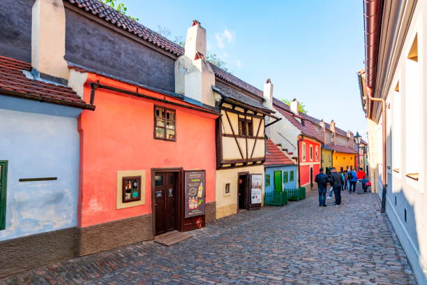 golden lane avec des maisons colorées dans le château de prague, république tchèque - prague old door house photos et images de collection