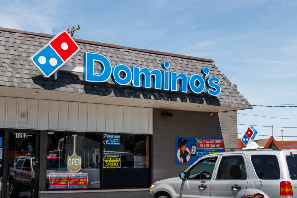 domino's pizza restaurant. domino's consegna più di 1 milione di pizze al giorno v - dominos pizza foto e immagini stock