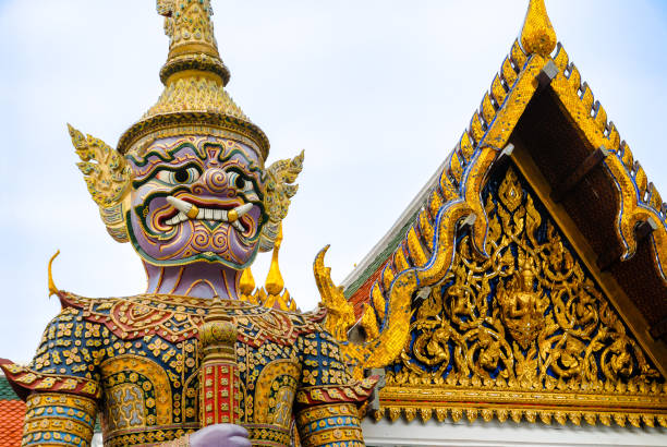 dettaglio di tutta la figura guerriera decorata nel tempio buddista, bangkok, thailandia - wat thailand demon tourism foto e immagini stock