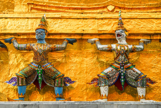 detalhe de figuras dos templos de wat phra kaew, banguecoque, tailândia - bangkok thailand demon majestic - fotografias e filmes do acervo