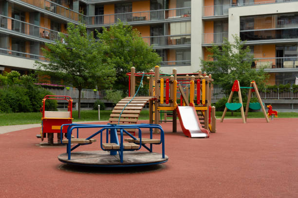 immeuble d'appartements moderne avec aire de jeux extérieure pour enfants - built structure education school education building photos et images de collection