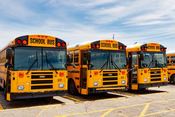 gelber schulbus in einem district lot wartet auf abfahrt für schüler v - depart stock-fotos und bilder