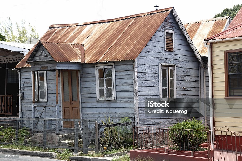 Petite cabane avec rouillé sur le toit - Photo de Barbade libre de droits