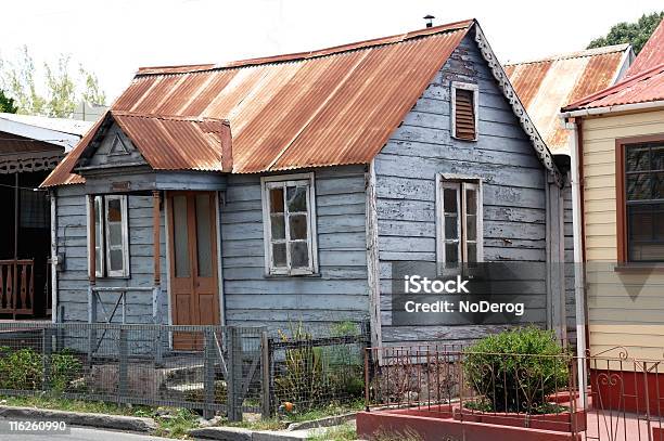 Piccolo Baracca Con Arrugginito Tetto - Fotografie stock e altre immagini di Ambientazione esterna - Ambientazione esterna, Arrugginito, Baracca - Edificio residenziale