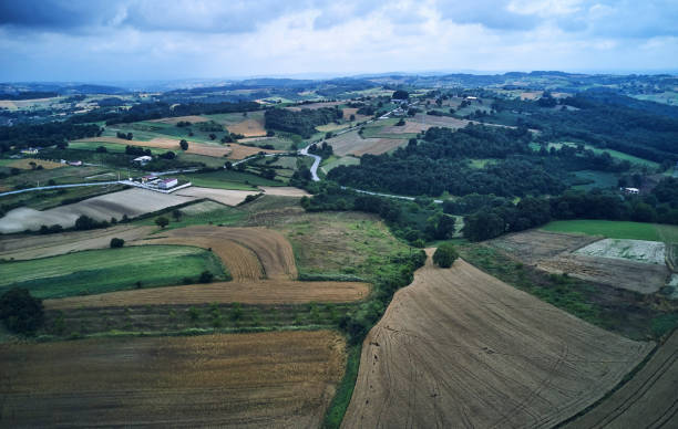 luftbild von einer kleinen stadt - green field agriculture summer stock-fotos und bilder