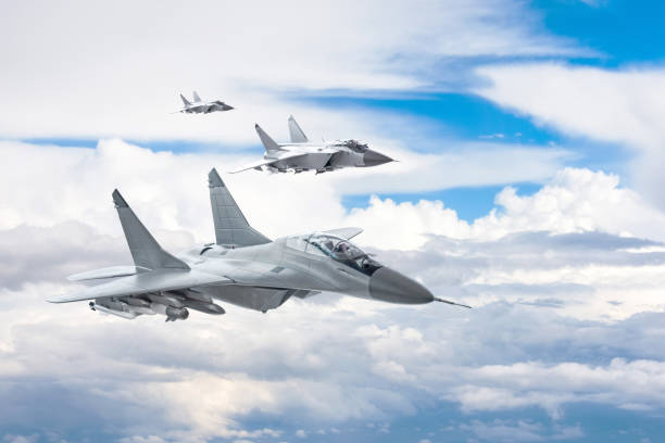 trzy myśliwiec bojowy na misji wojskowej z bronią - rakiety, bomby, broń na skrzydłach leci wysoko na niebie nad chmurami. - armed forces airshow fighter plane airplane zdjęcia i obrazy z banku zdjęć