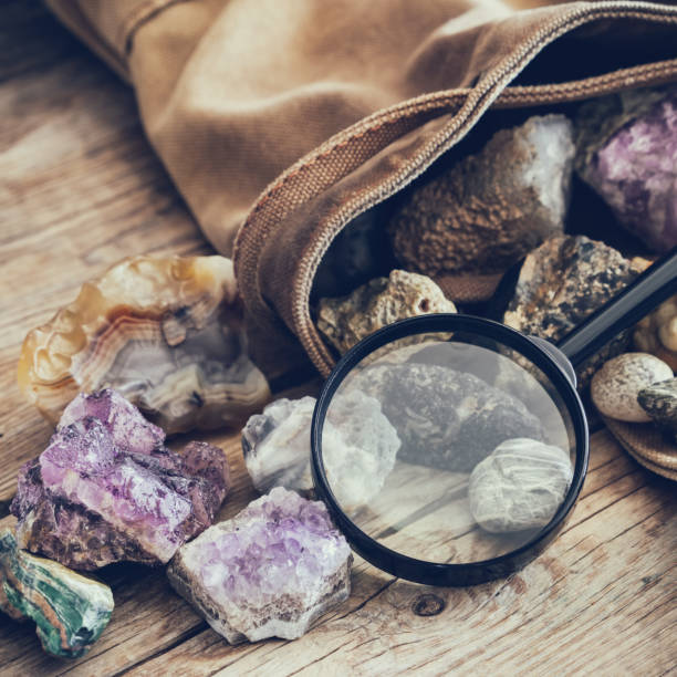 kamienie mineralne: turkusowy, morion, zadymiony kwarc, rhinestone, chalcedony, fluoryt, agat, ametyst, onyks, chalcedony i szkło powiększające oraz plecak geologa. - azurite zdjęcia i obrazy z banku zdjęć