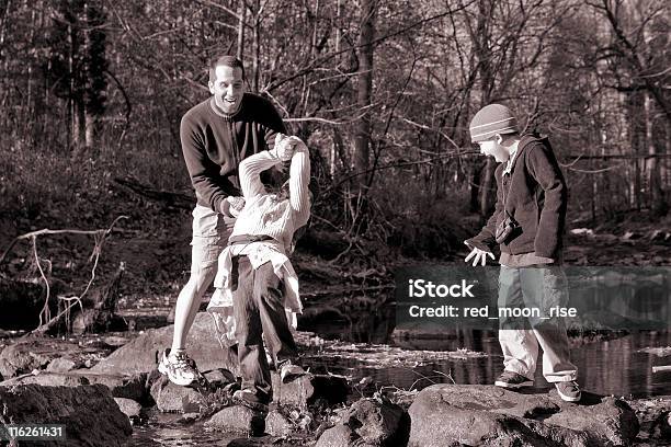 Hang En Que El Deslizamiento Foto de stock y más banco de imágenes de Llevar - Llevar, Roca grande, Adulto