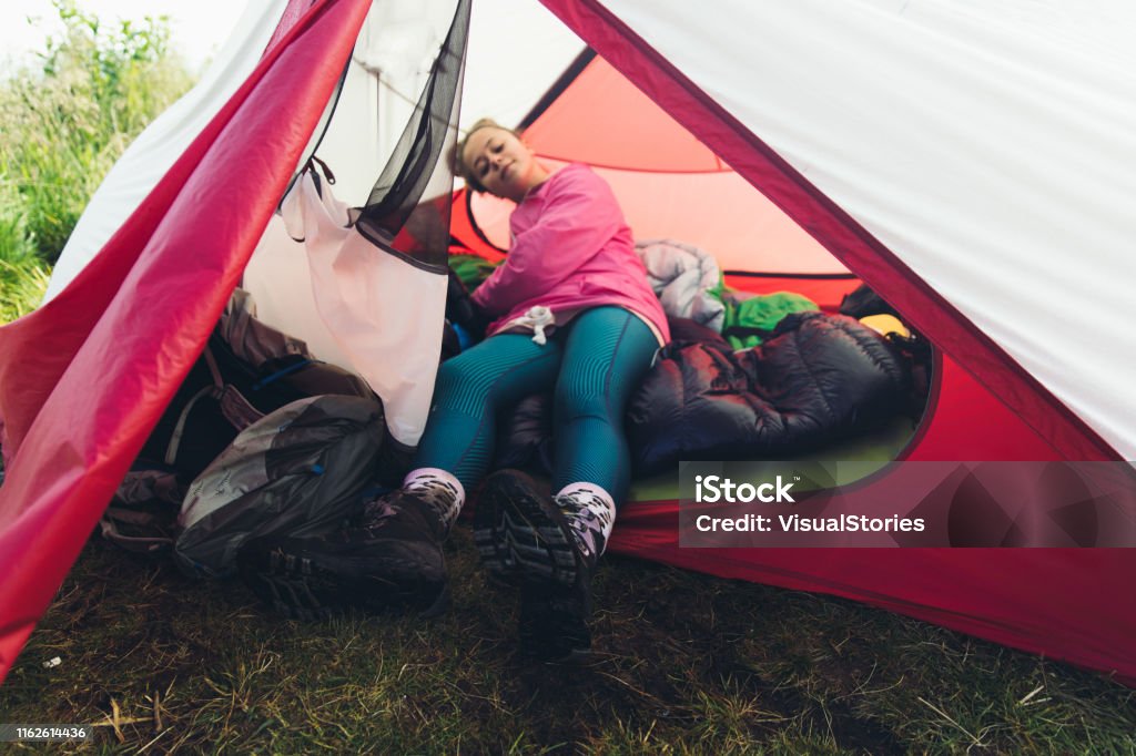 Nainen lepää teltassa vuorilla - Rojaltivapaa avainsanalla 16−17 vuotta ja tyyppiä Kuvapankin valokuva Nainen lepää teltassa vuorilla - Rojaltivapaa avainsanalla 16−17 vuotta ja tyyppiä Kuvapankin valokuva