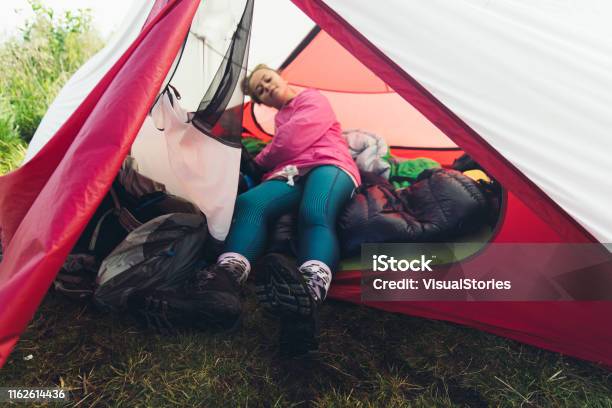 Kuvapankin valokuva otsikolla Nainen Lepää Teltassa Vuorilla – Lataa kuva nyt - 16−17 vuotta, Ajatukset, Aktiivinen elämäntapa