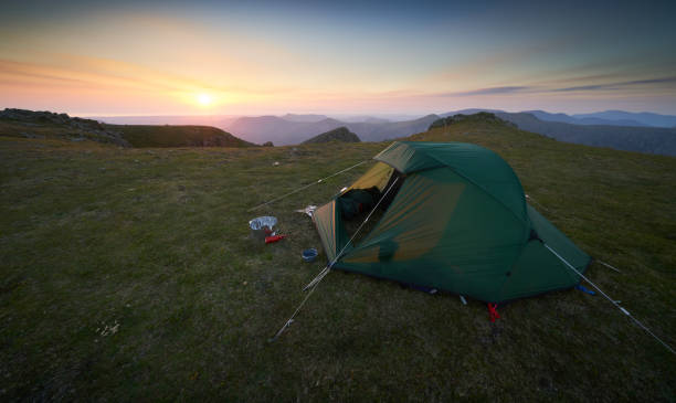 namiot rozbity na szczycie scoat fell o zachodzie słońca - nature rough cumbria sunlight zdjęcia i obrazy z banku zdjęć