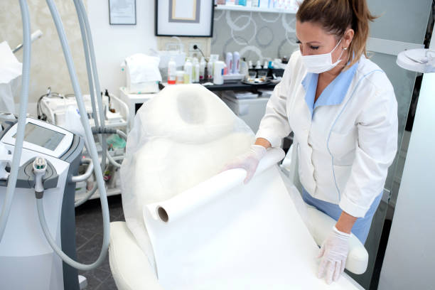 Specialized Beautician Woman Covering Chair Before Doing Beauty Treatments - fotografia de stock