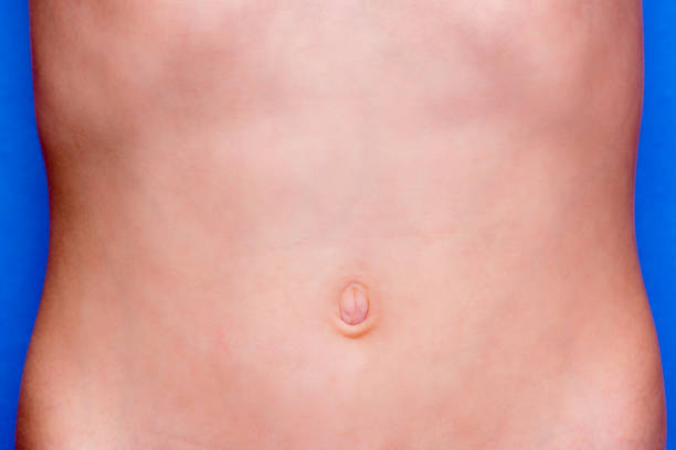 closeup of navel on her stomach - belly button imagens e fotografias de stock