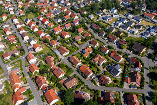 vista aérea sobre las casas suburbanas - housing development development residential district aerial view fotografías e imágenes de stock