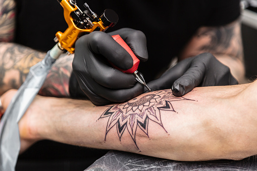 Proceso de creación de tatuajes en forma de flor negra photo