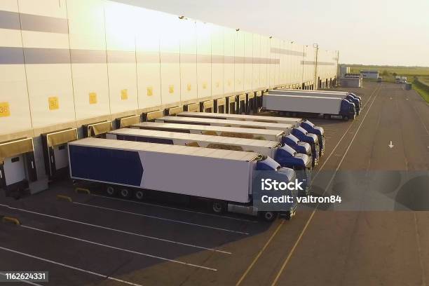 Distributionslager Mit Lastwagen Die Auf Die Verladung Warten Stockfoto und mehr Bilder von Lagerhalle